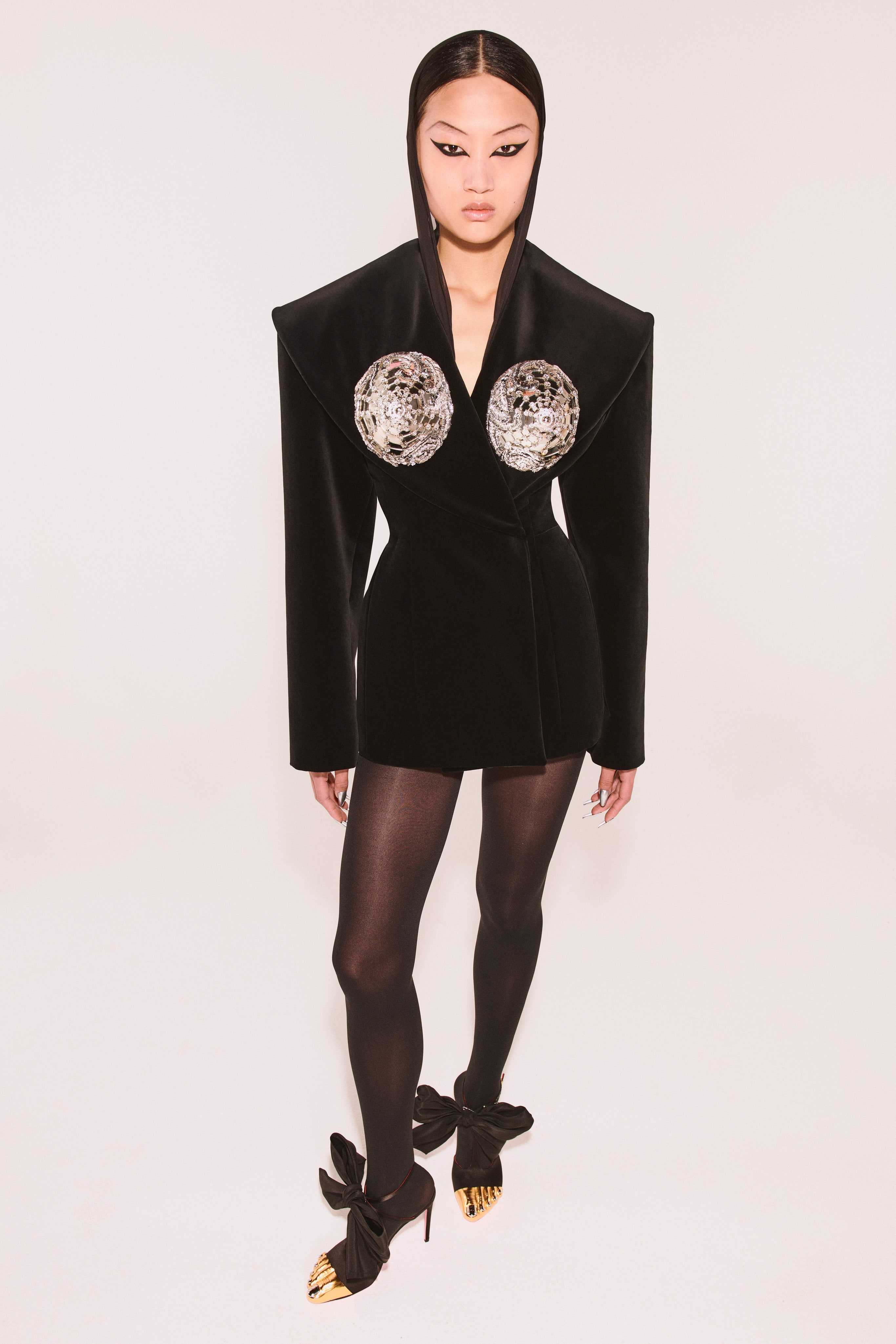 bella hadid dùng vòng cổ che ngực ảnh 13 bella hadid dung vong co che nguc anh 13