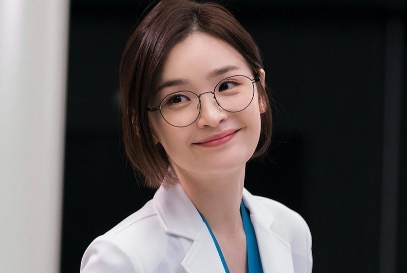 Dong vai gian di, nu chinh 'Hospital Playlist' deo dong ho dat tien hinh anh