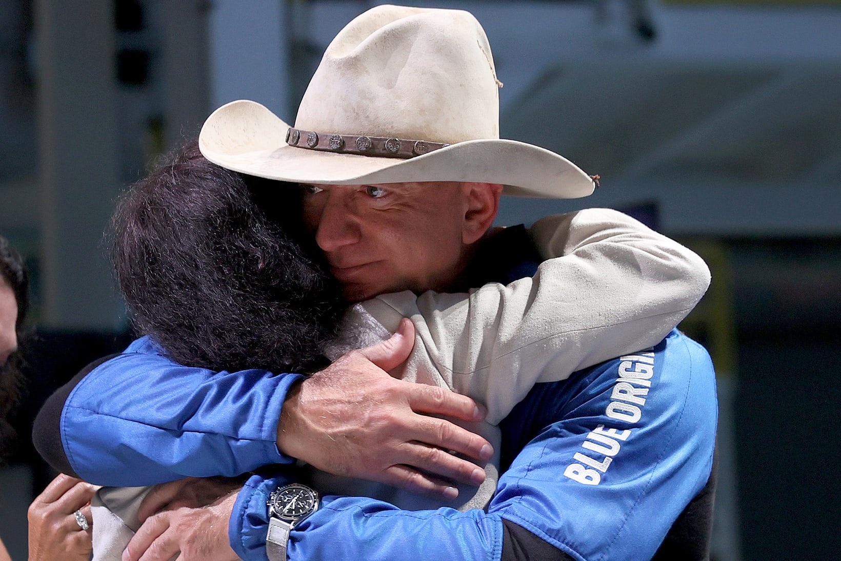 ty phu Jeff Bezos deo dong ho gi khi len vu tru anh 2