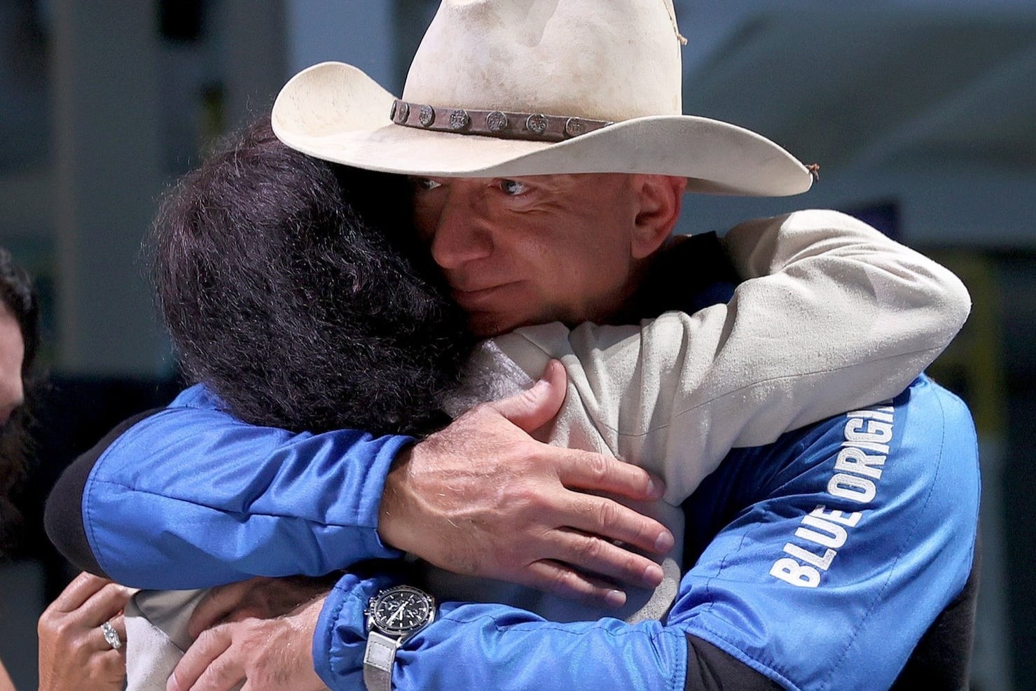 Chiec dong ho duoc Jeff Bezos deo khi bay len ria vu tru hinh anh