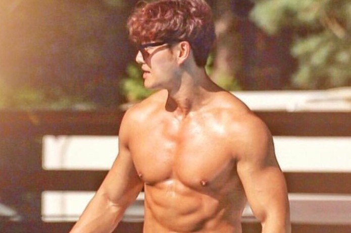 Sao nam Han Quoc tap ta nang hon 200 kg de co co bap hinh anh