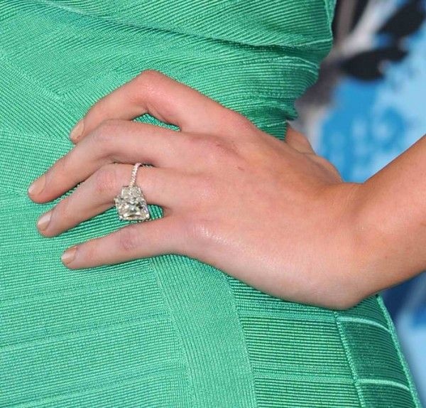 nghệ sĩ nào đeo nhẫn đính hôn đắt nhất ảnh 6 nghe si nao deo nhan dinh hon dat nhat anh 6