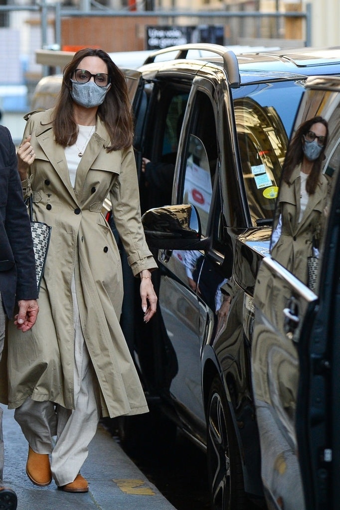 Angelina Jolie mặc gì khi đi paris ảnh 2 Angelina Jolie mac gi khi di paris anh 2