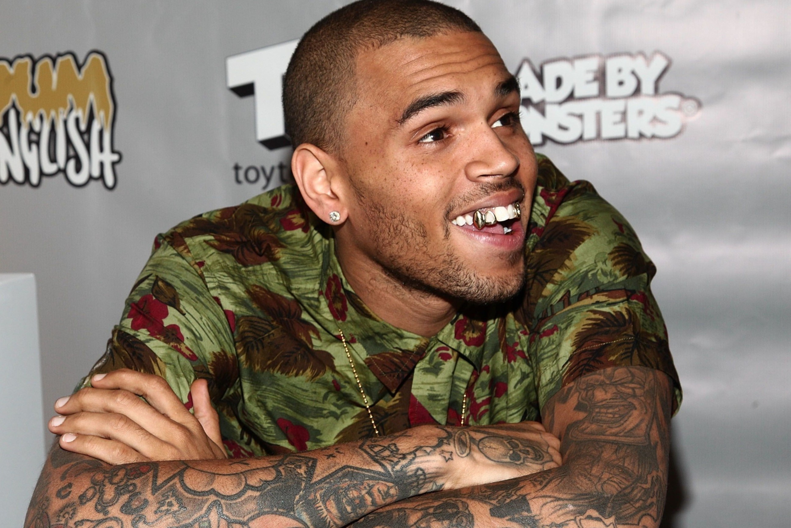 Chris Brown phu kin 28 chiec rang bang vang hinh anh
