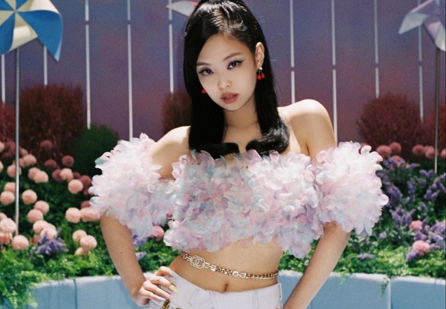 Mot quan day quanh bung khoe eo thon hinh anh