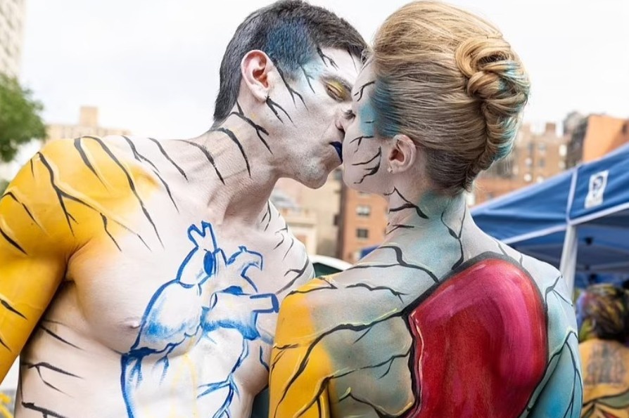 35 nguoi mau ve khap nguoi xuong pho hinh anh