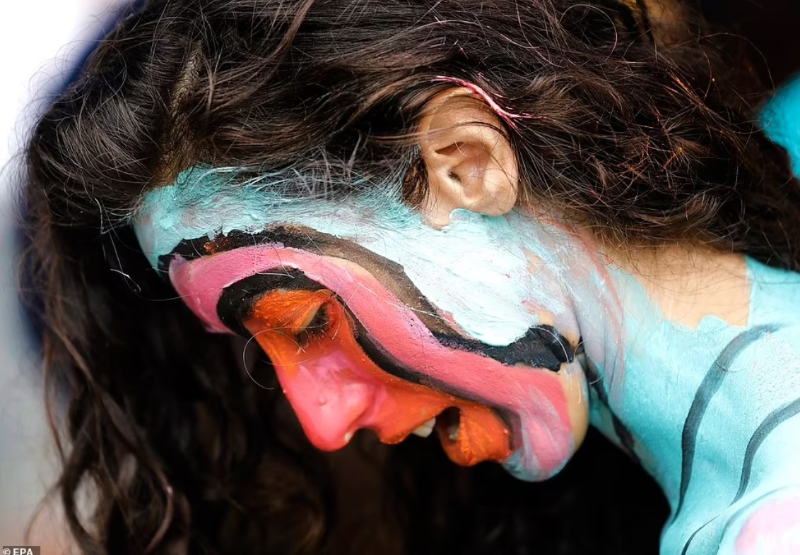 dan mau khoa than o my anh 1