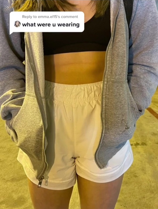 cô gái bị dọa đuổi khỏi máy bay vì trang phục ảnh 2 co gai bi doa duoi khoi may bay vi trang phuc anh 2