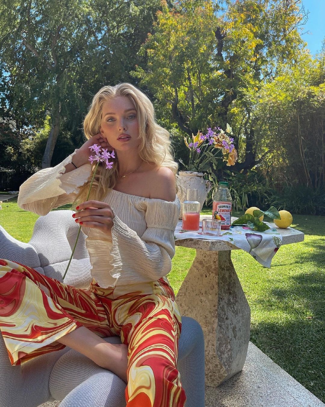 ao in hoa tiet 60 nam truoc quay tro lai anh 2