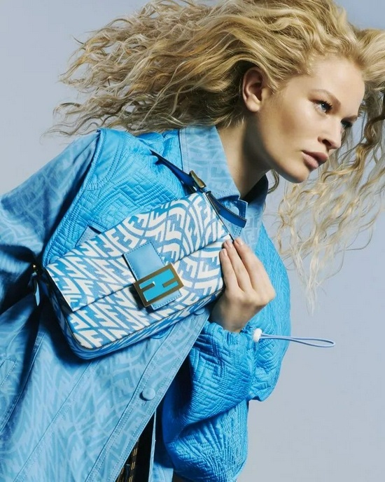 ao in hoa tiet 60 nam truoc quay tro lai anh 11