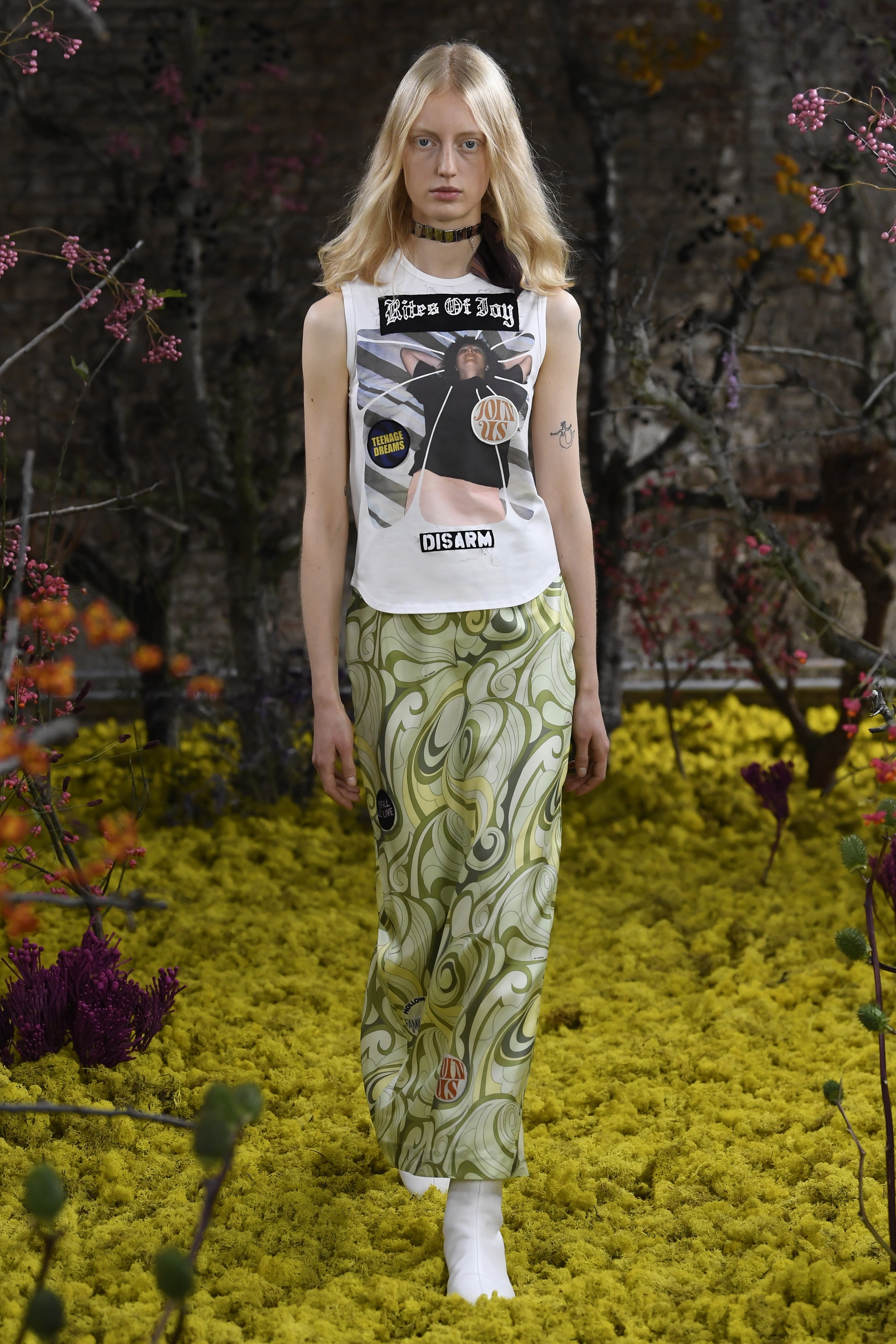 ao in hoa tiet 60 nam truoc quay tro lai anh 9