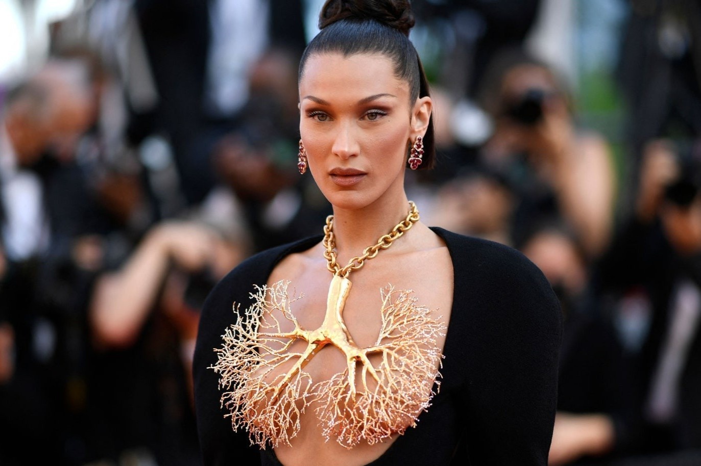 Cam giac cua Bella Hadid khi mac chiec vay co vong co che nguc hinh anh