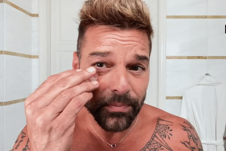 Nam ca si thoa da len mat de duong da hinh anh