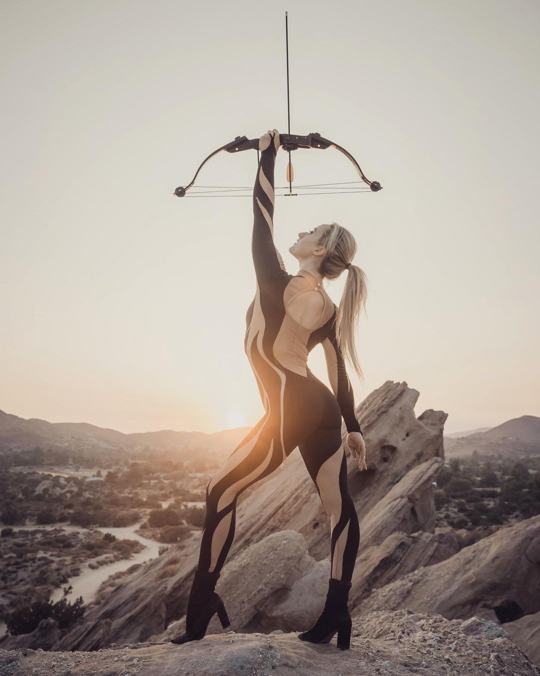 người mẫu ảnh có khả năng bắn cung bằng chân ảnh 3 nguoi mau anh co kha nang ban cung bang chan anh 3