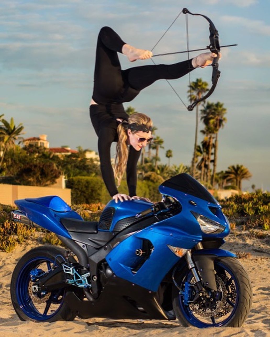 người mẫu ảnh có khả năng bắn cung bằng chân ảnh 1 nguoi mau anh co kha nang ban cung bang chan anh 1