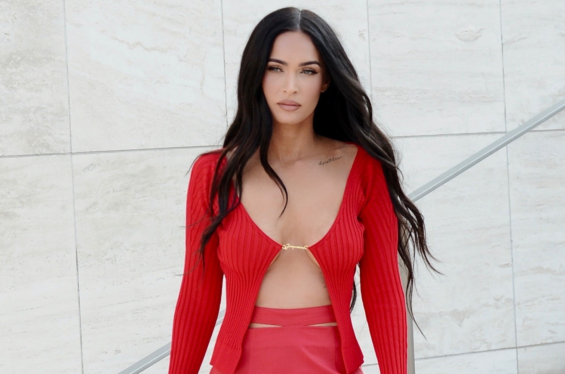 Mac ao cardigan goi cam nhu Megan Fox hinh anh