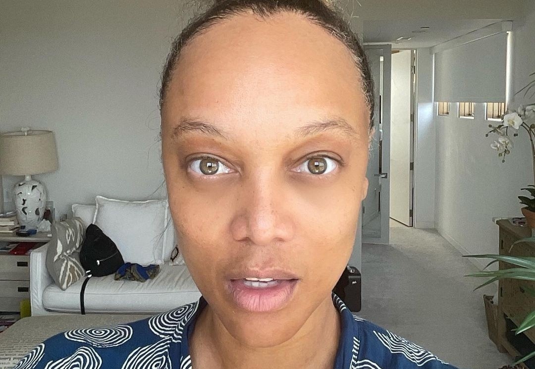 Tyra Banks khi de mat moc va coi toc gia hinh anh