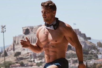 Bai tap 5 phut buoi sang giup dan ong co voc dang san chac hinh anh