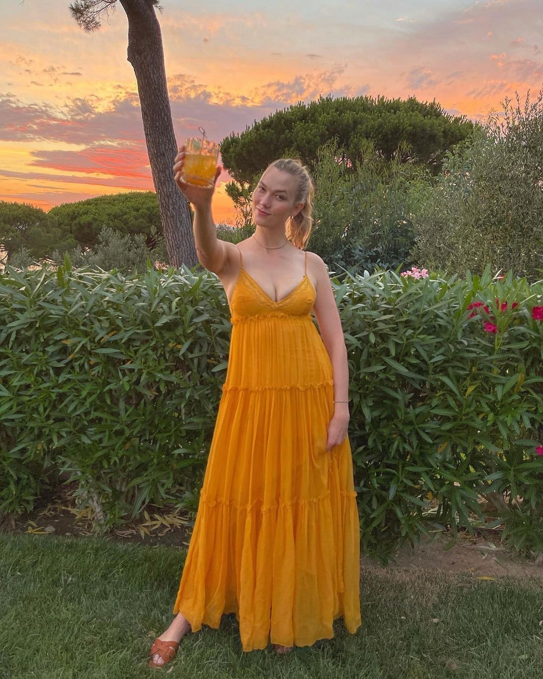 Karlie Kloss lay lai co bung anh 2