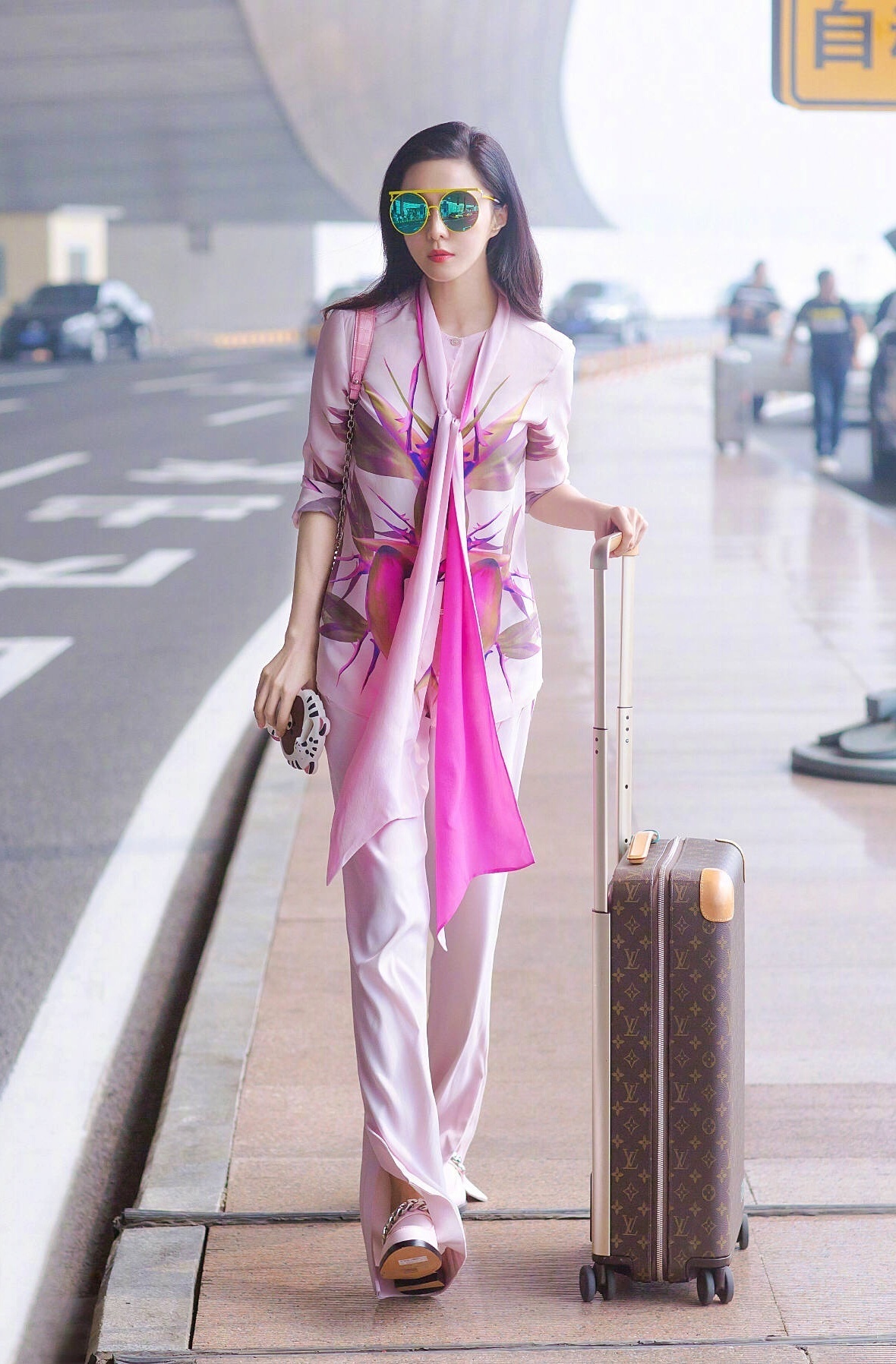 Ninh Duong Lan Ngoc mac do ngu ra san bay anh 9