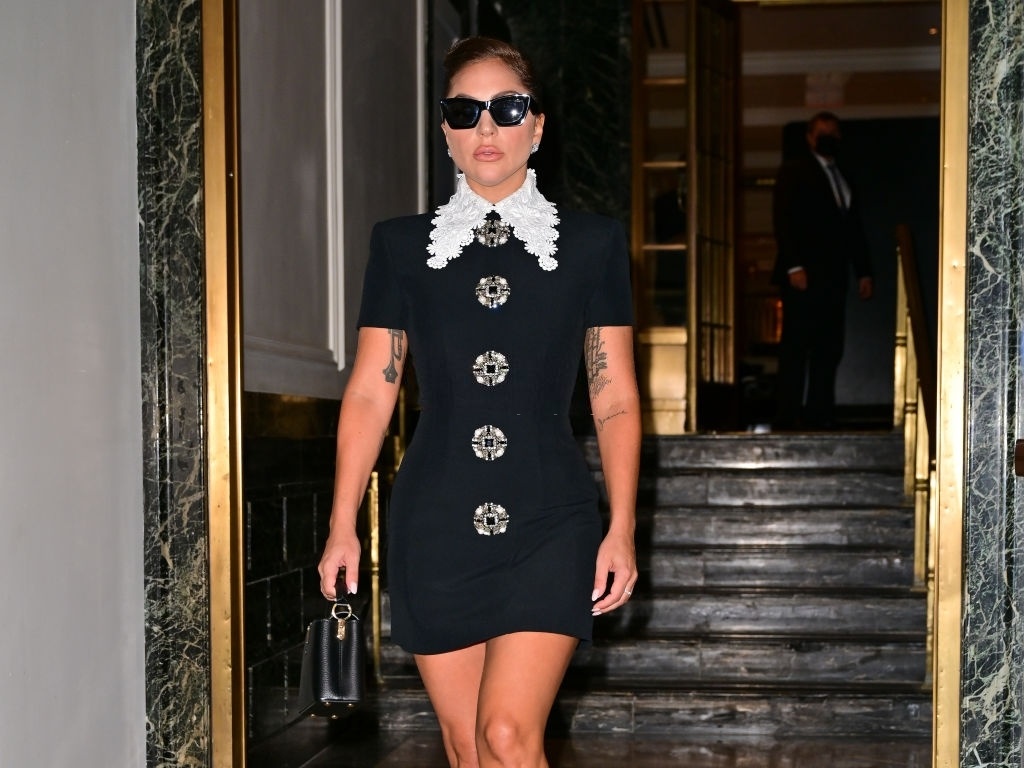 lady gaga khong con mac trang phuc doc di anh 6