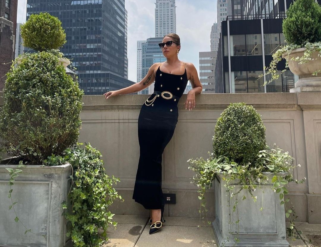 lady gaga khong con mac trang phuc doc di anh 7