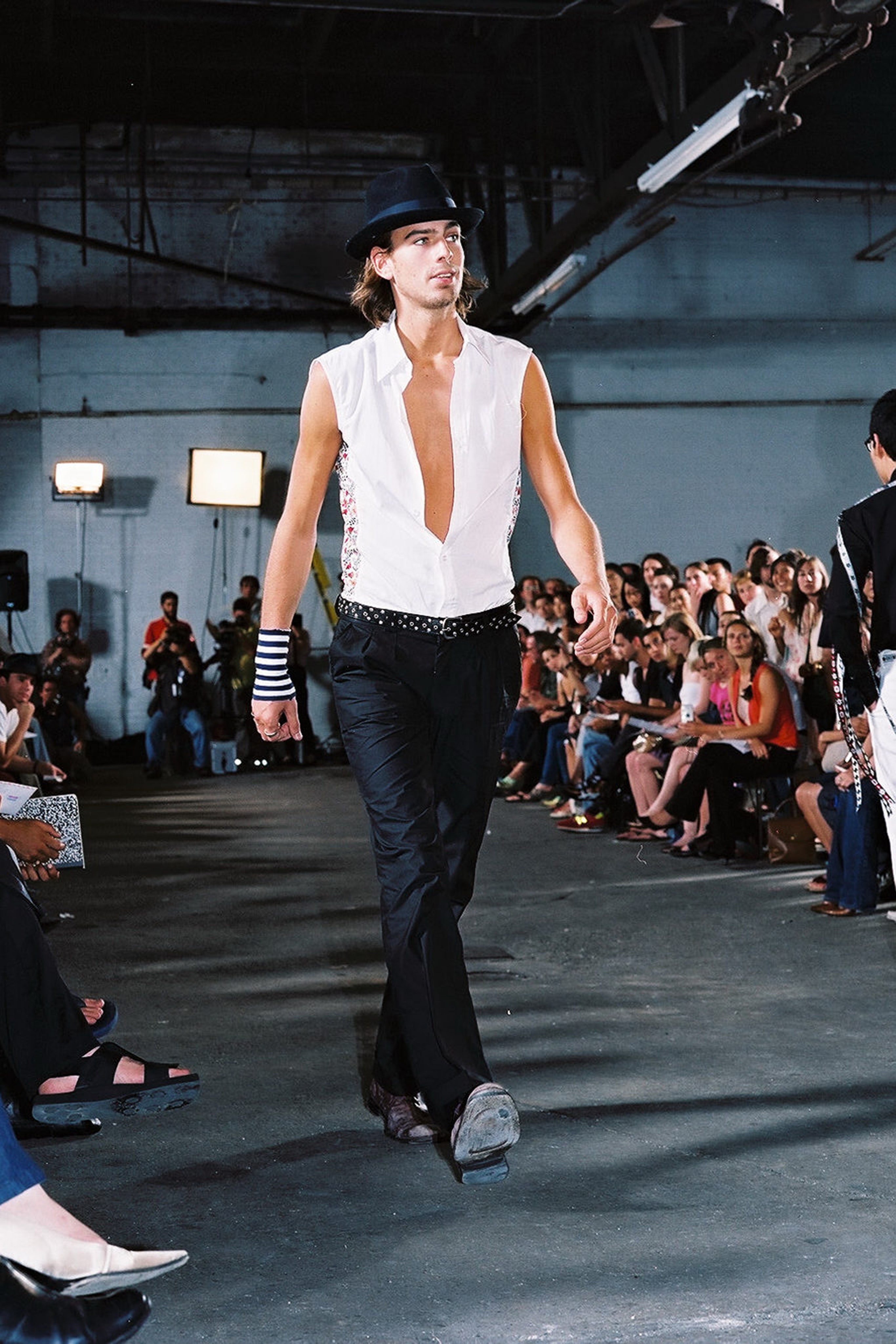 nguoi mau mac gi len san dien 20 nam truoc anh 25