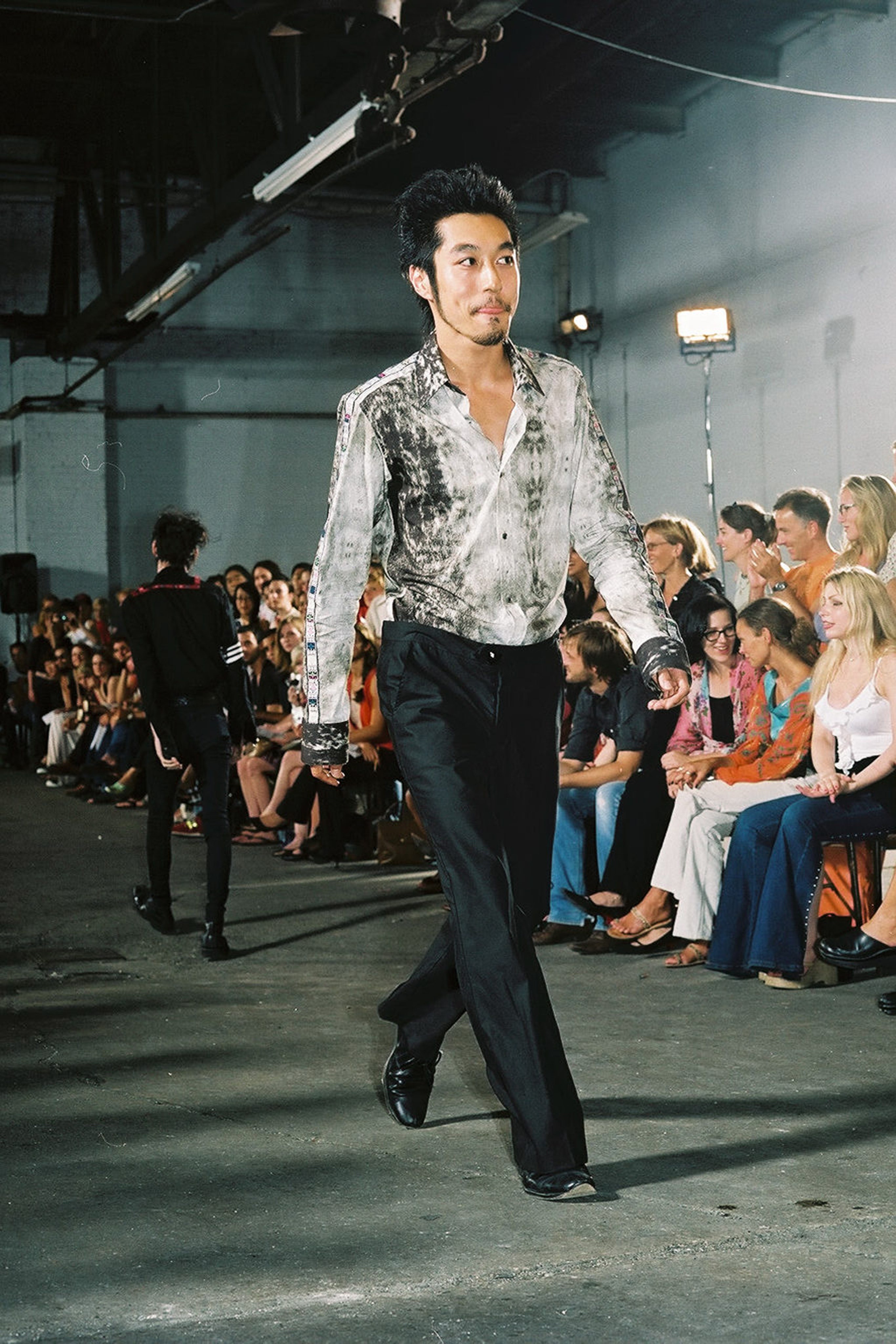 nguoi mau mac gi len san dien 20 nam truoc anh 27