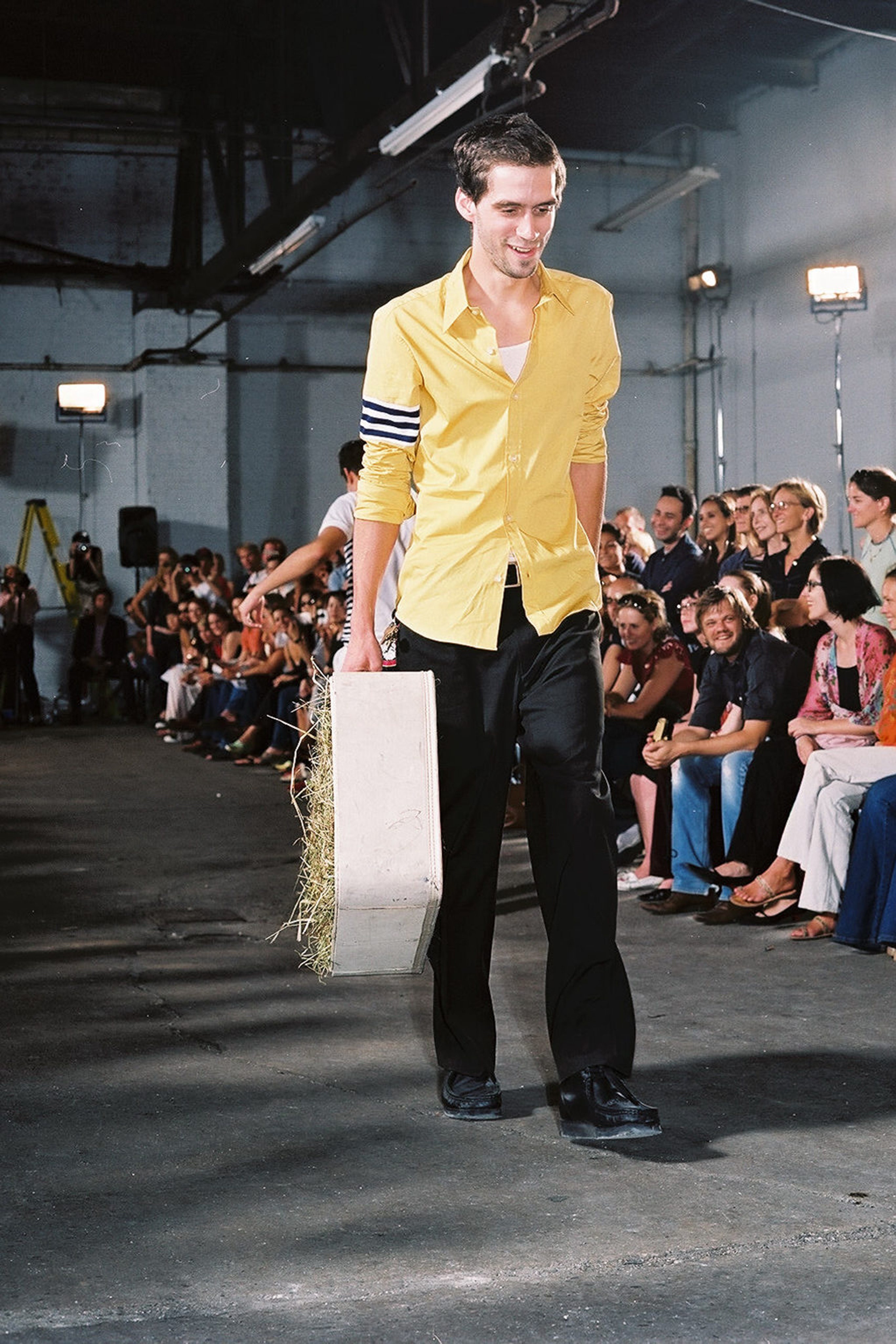 nguoi mau mac gi len san dien 20 nam truoc anh 28