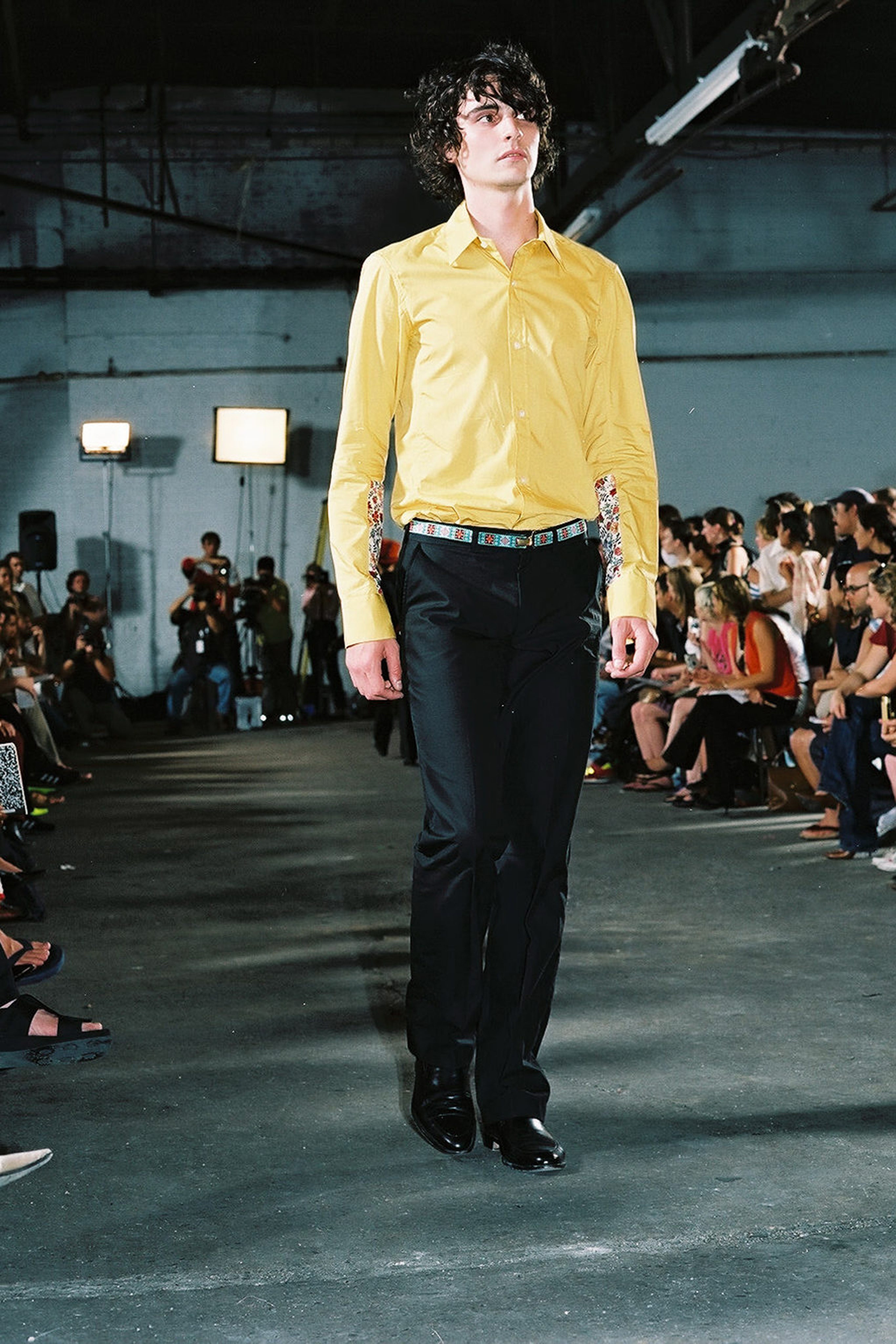 nguoi mau mac gi len san dien 20 nam truoc anh 29