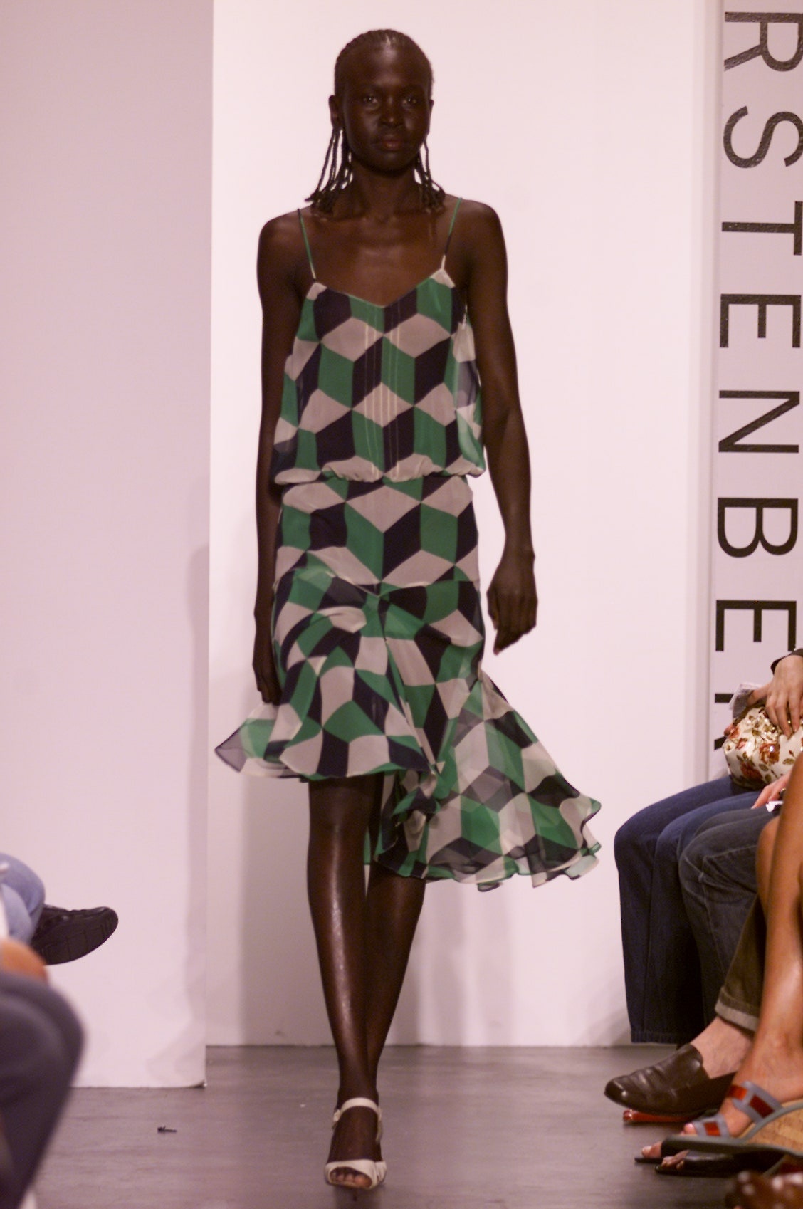 nguoi mau mac gi len san dien 20 nam truoc anh 18