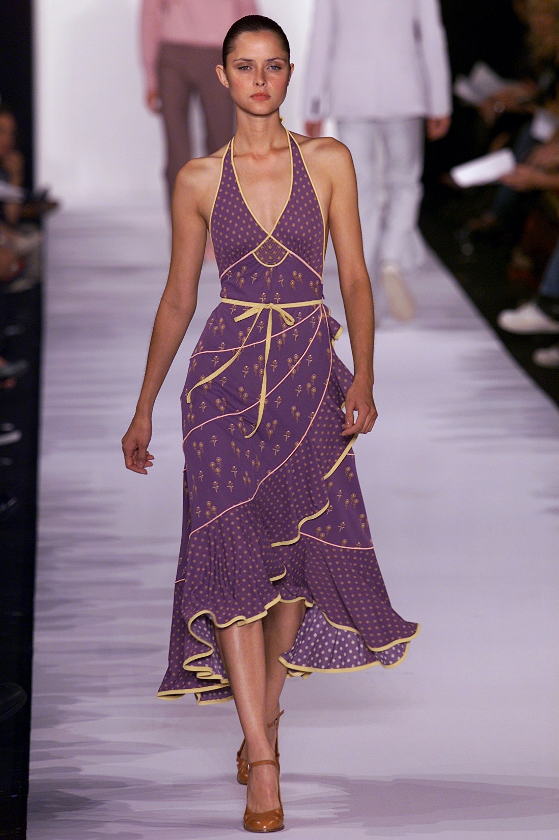 nguoi mau mac gi len san dien 20 nam truoc anh 21