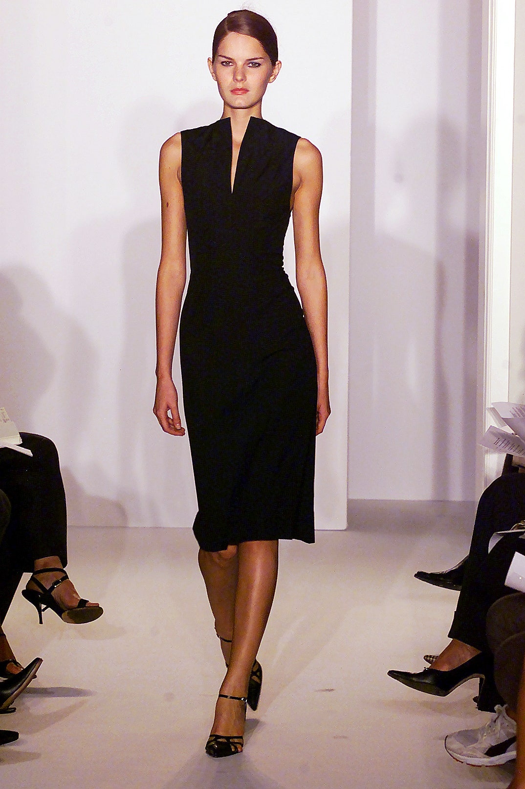 nguoi mau mac gi len san dien 20 nam truoc anh 10