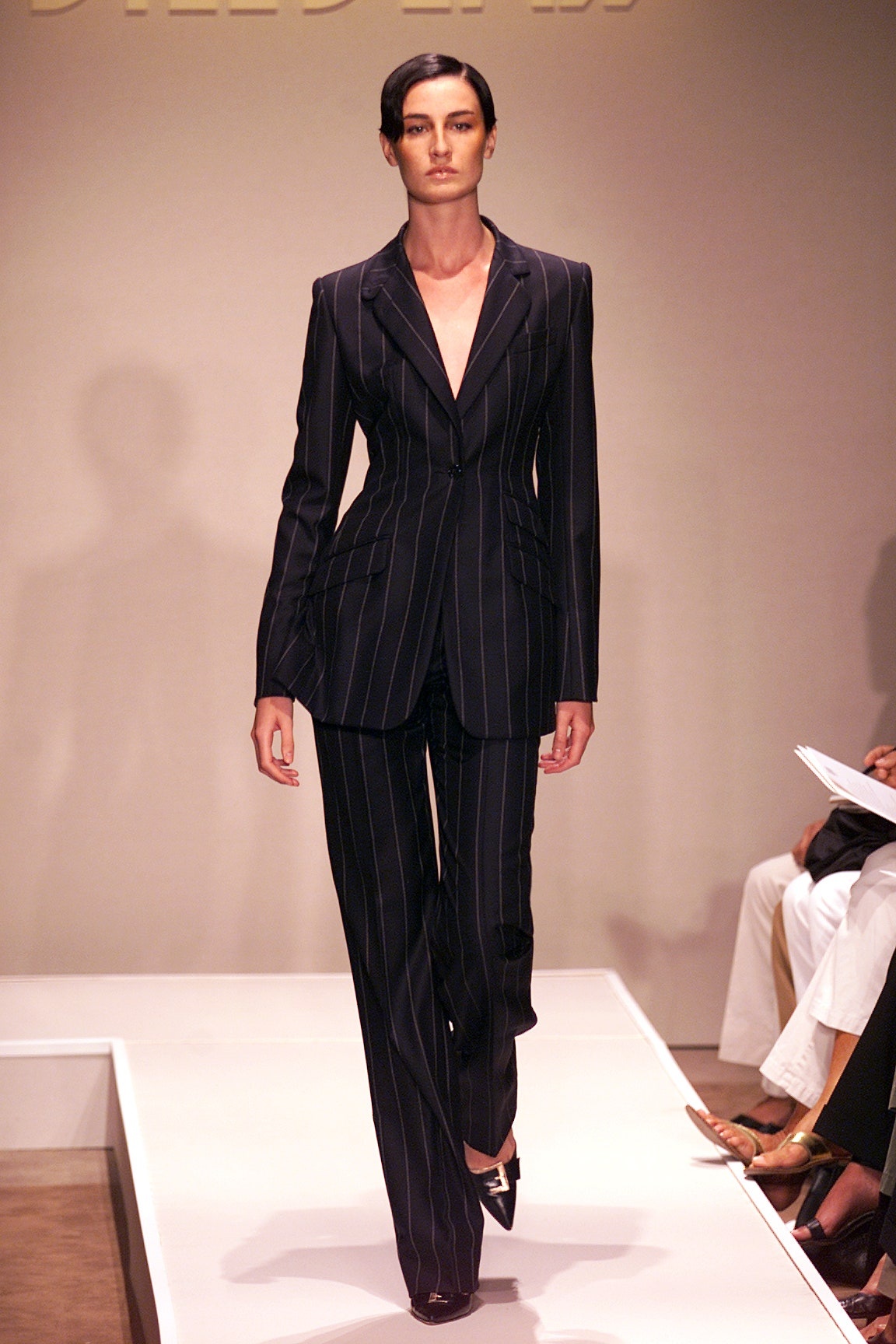 nguoi mau mac gi len san dien 20 nam truoc anh 14