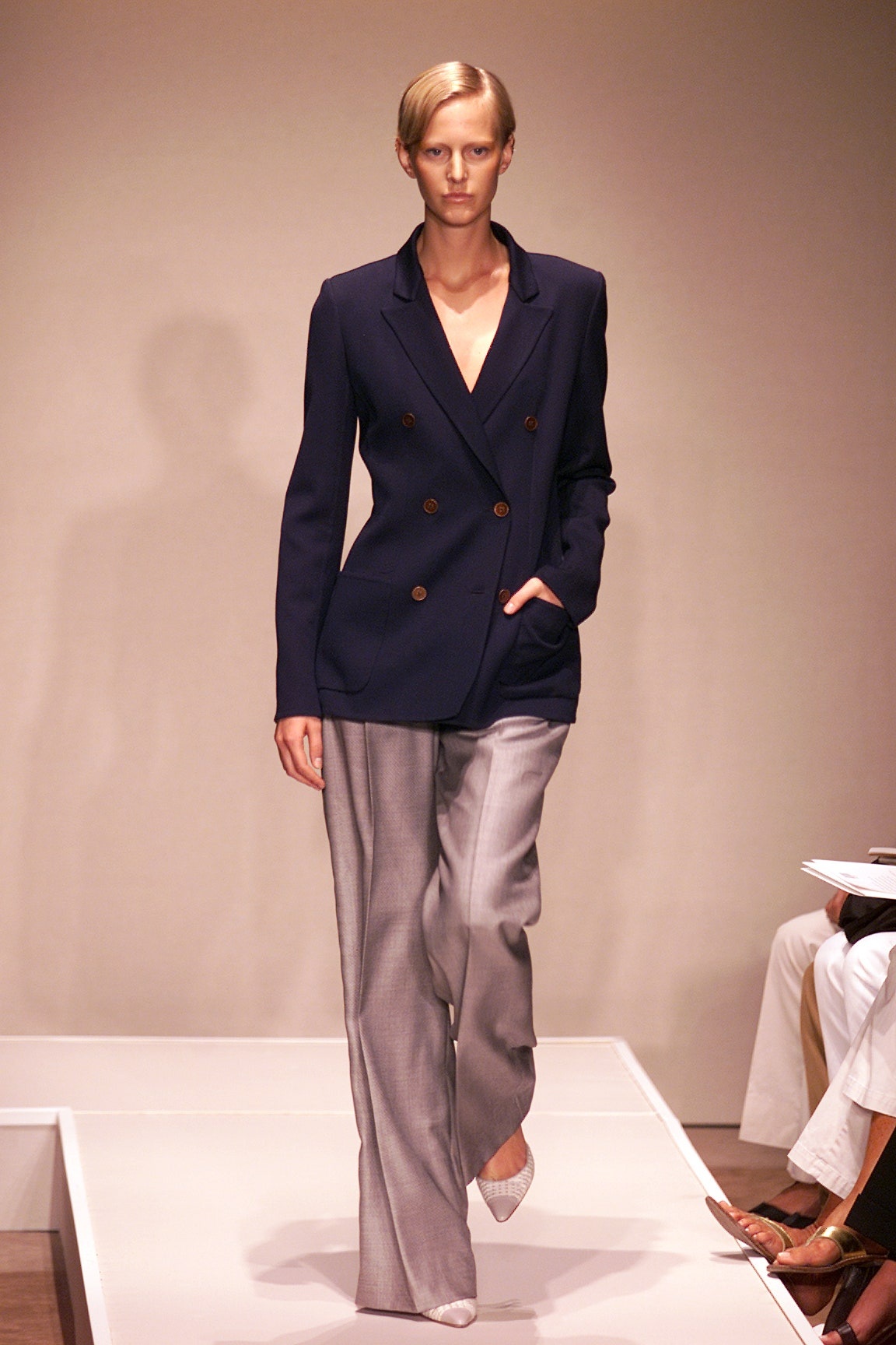 nguoi mau mac gi len san dien 20 nam truoc anh 13