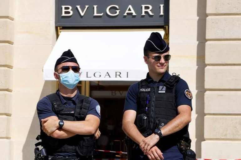 Trang suc tri gia 12 trieu USD bi danh cap hinh anh