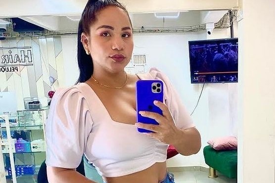 Nguoi phu nu Colombia bi cam du hop lop cua con vi mac crop top hinh anh