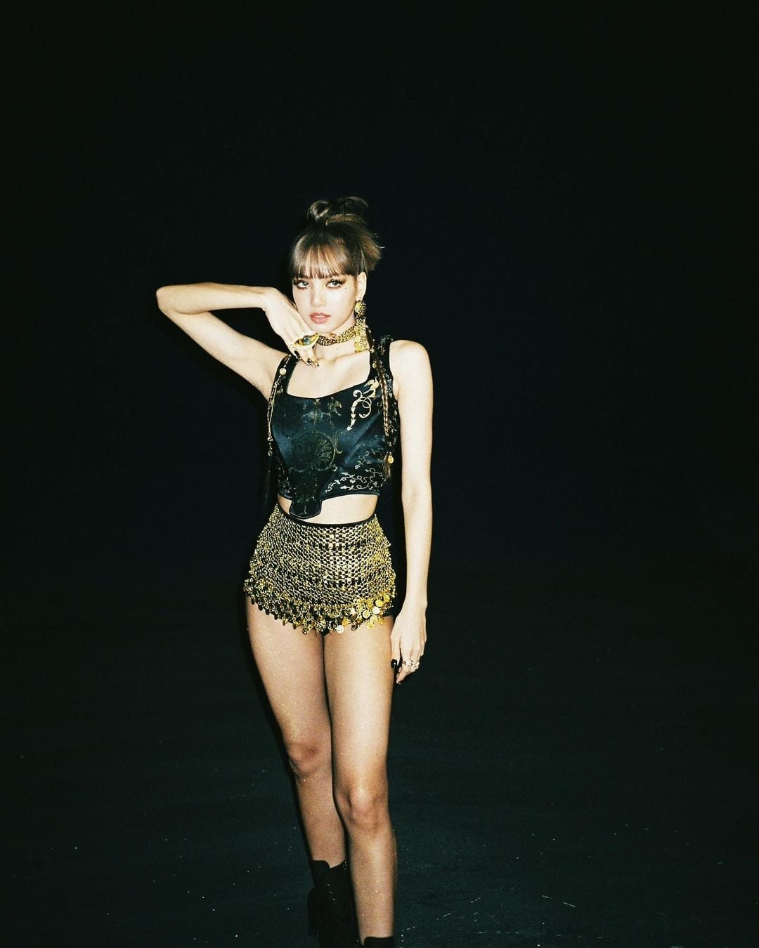 MV solo cua Lisa anh 6