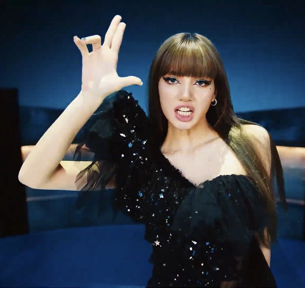 MV solo cua Lisa anh 10