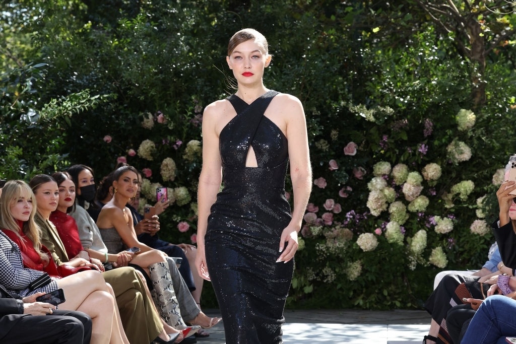 Voc dang cua Gigi Hadid sau sinh anh 4