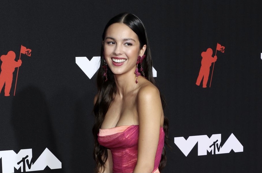 Vay cup nguc va khoanh khac thoi trang an tuong tai MTV VMAs 2021 hinh anh