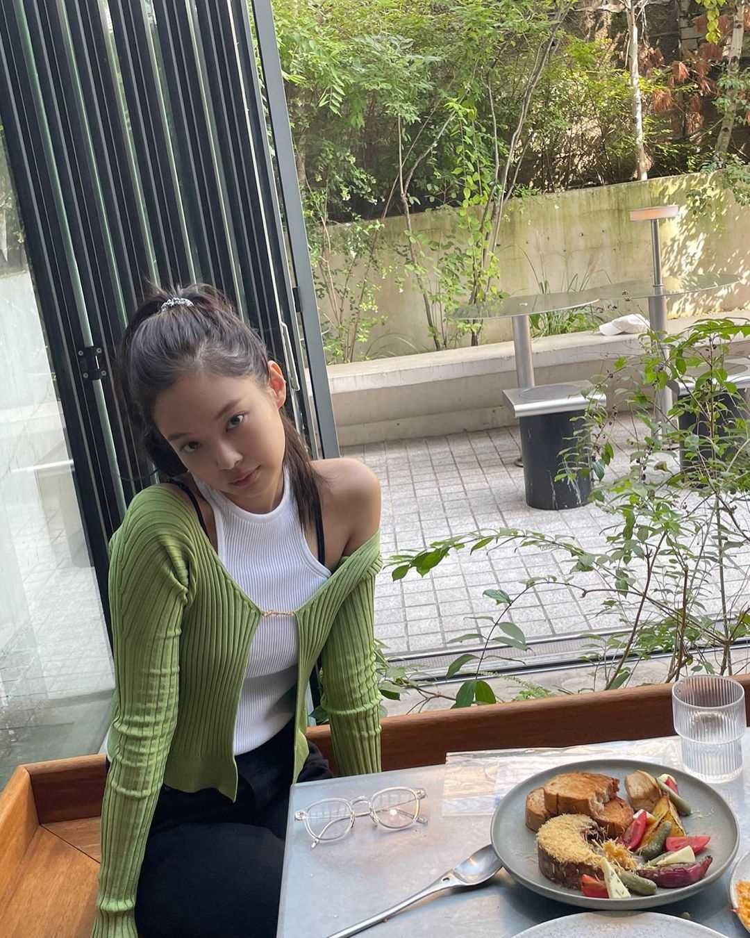 jennie mặc áo len gợi của của jacquemus ảnh 2 jennie mac ao len goi cua cua jacquemus anh 2