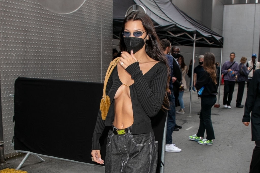 jennie mac ao len goi cua cua jacquemus anh 3