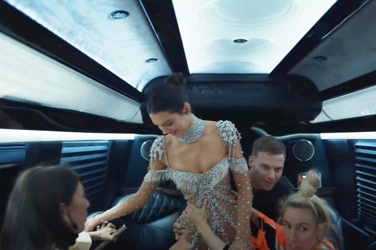 Dien vay om sat, Kendall Jenner phai dung tren xe va can 3 nguoi giu hinh anh