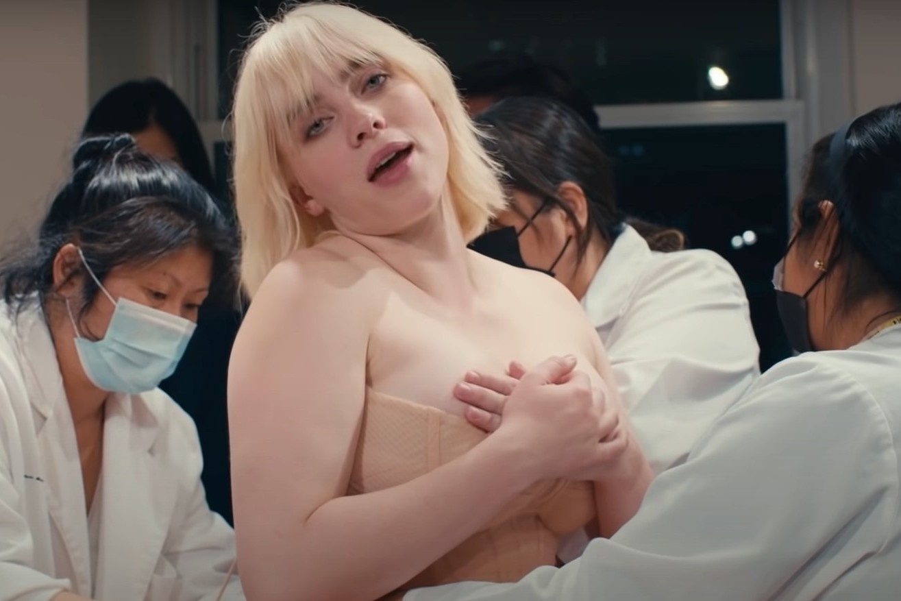 Ba nguoi giup Billie Eilish mac vay den Met Gala 2021 hinh anh