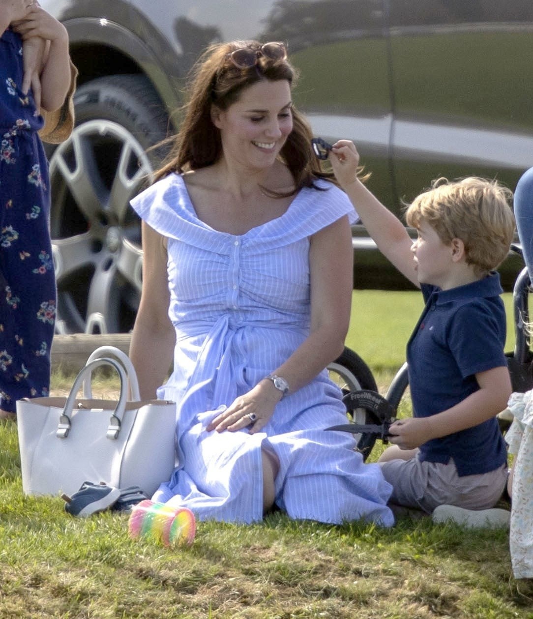 Kate Middleton mặc đồ dưới 100 USD ảnh 4 Kate Middleton mac do duoi 100 USD anh 4