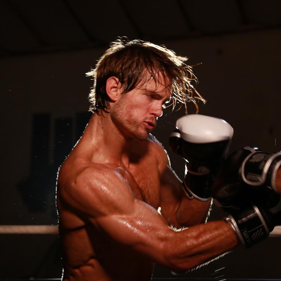 Mau nam cao 1, 93 m tung dong phim kinh di anh 10