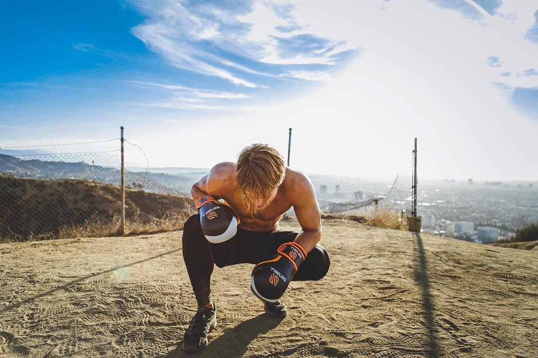 Mau nam cao 1, 93 m tung dong phim kinh di anh 8