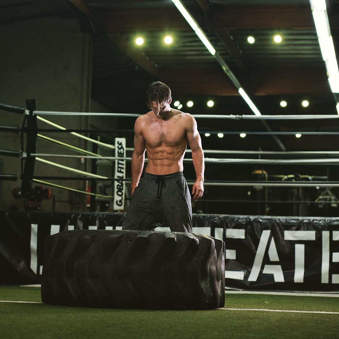 Mau nam cao 1, 93 m tung dong phim kinh di anh 9