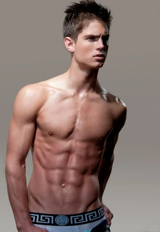 Mau nam cao 1, 93 m tung dong phim kinh di anh 6